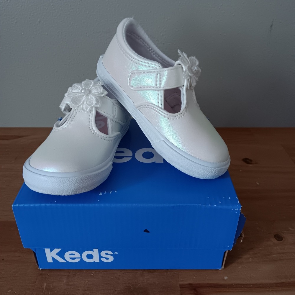 Keds Daphne Flower Sneakers Kids 5.5M White Pearlized New T-Strap KE01449100